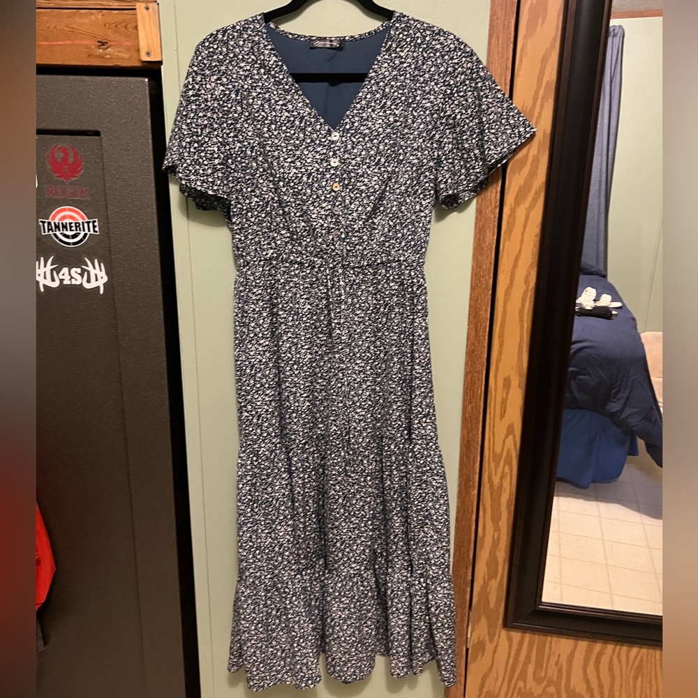 SOLD Pretty gardens dress midi length blue & white